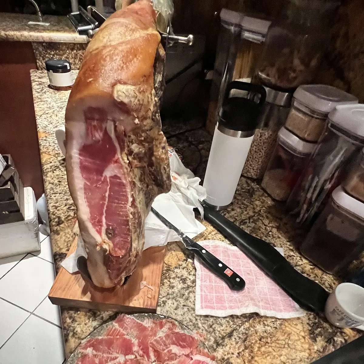 Pata De Jamon Serrano Disfrutando En La Casa