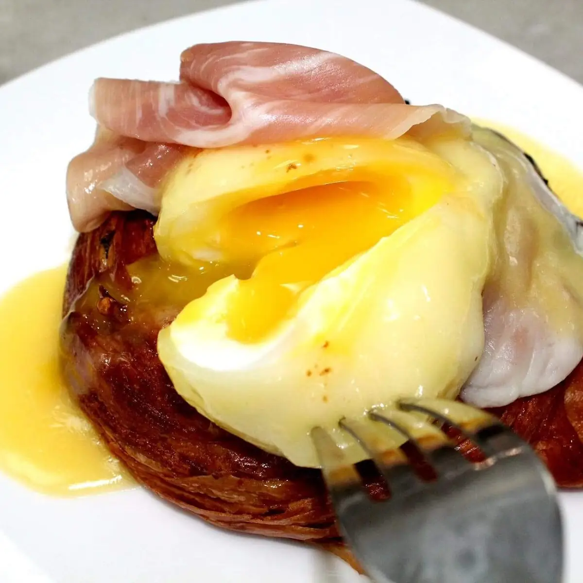 Croissant Eggs Benedict 5 Creamy Tornato Basil