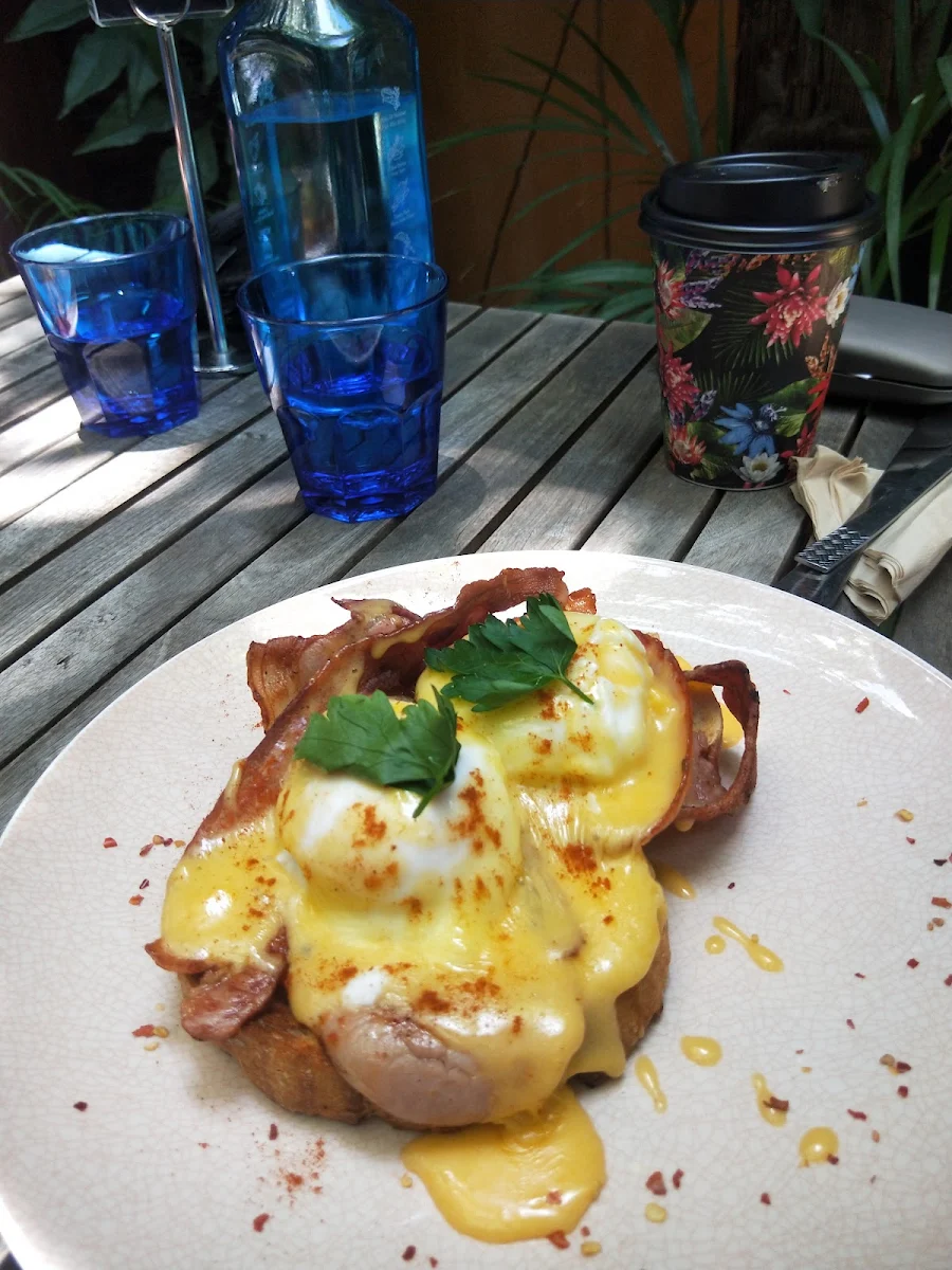 Eggs Benedict, Birdies Espresso