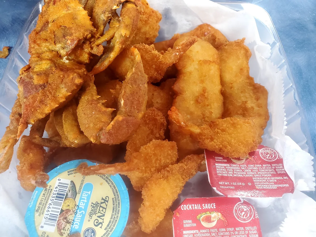 Cedar Hill Fried Seafood Platter