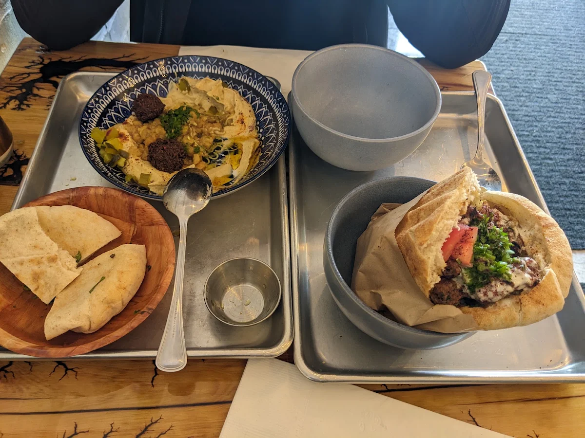 Bol de Hummus Kebab