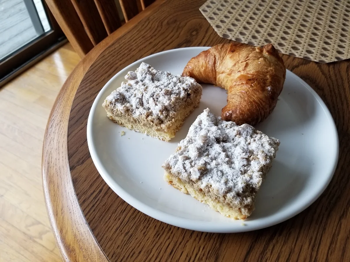 New York Crumb Cake & Croissant