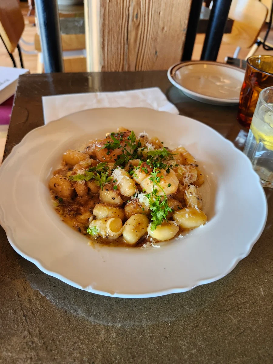 Food & drink, Le Esmond