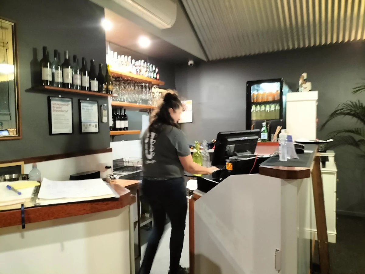 Vibe, Ronni's Restaurant