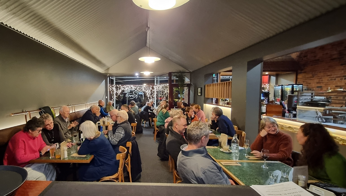 Vibe, Ronni's Restaurant