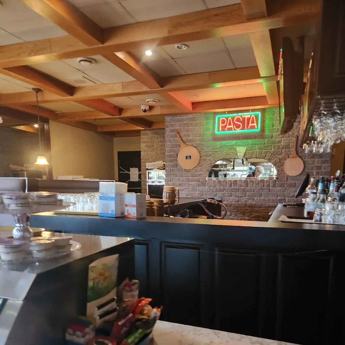 Vibe, Luna Pizzeria Restaurant
