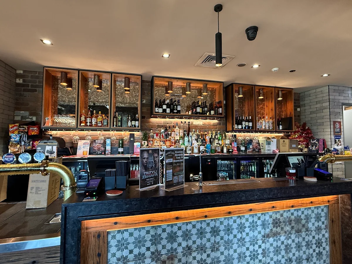 Vibe, Huntlee Tavern