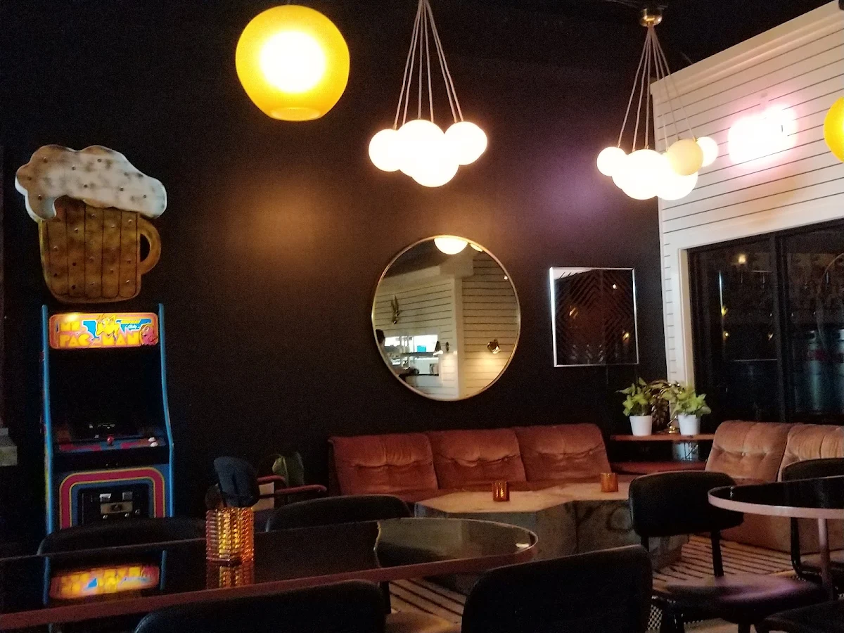 Vibe, Léo's Taproom