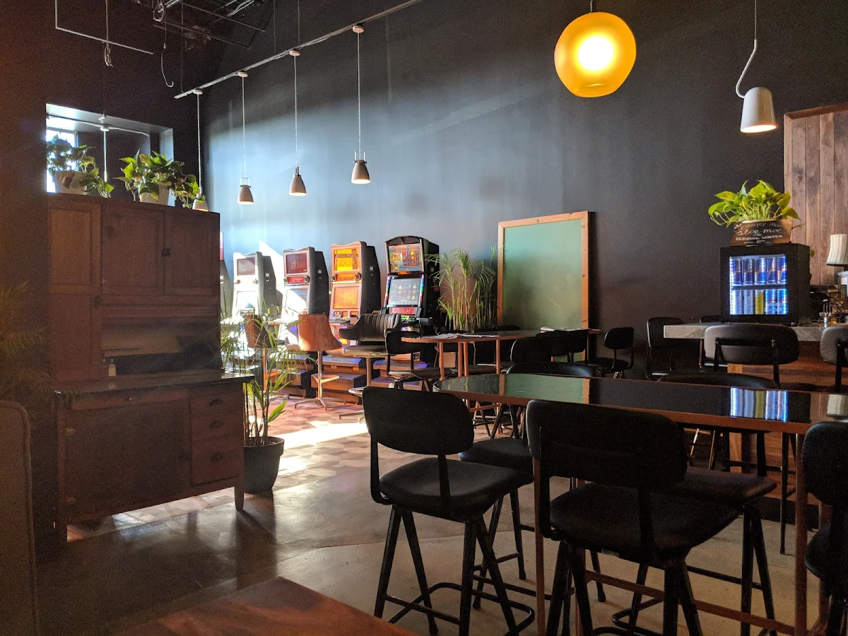 Vibe, Léo's Taproom