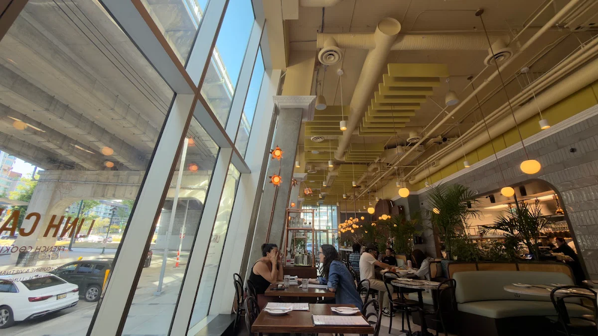Vibe, Linh Café