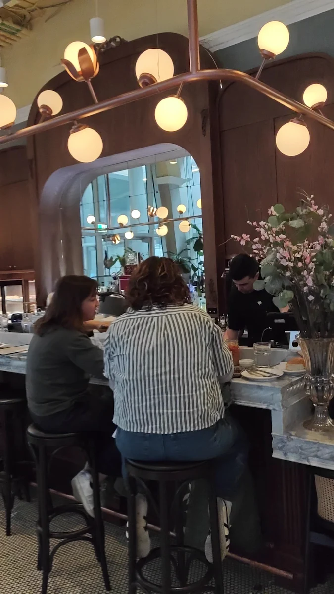 Vibe, Linh Café