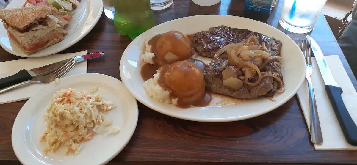 Food & drink, Midtown-Boomers Tavern & Lounge