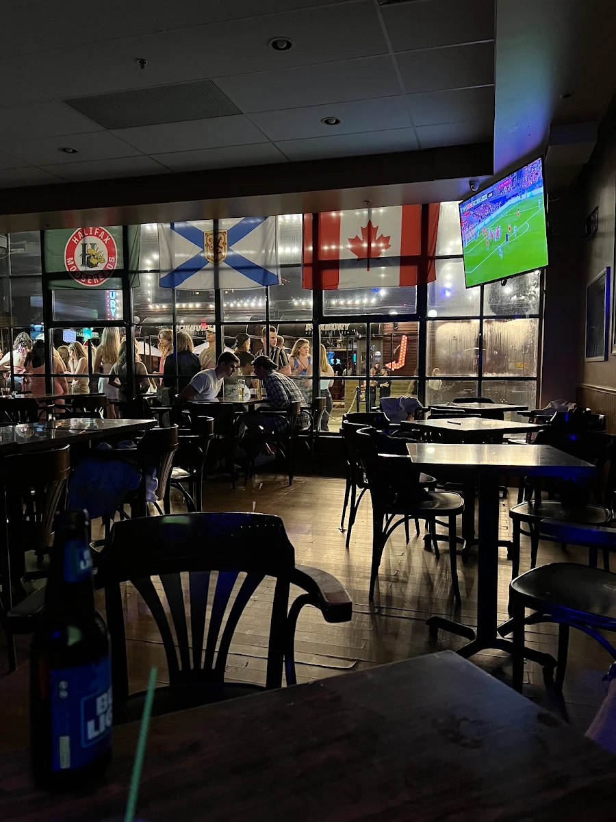 Vibe, Midtown-Boomers Tavern & Lounge