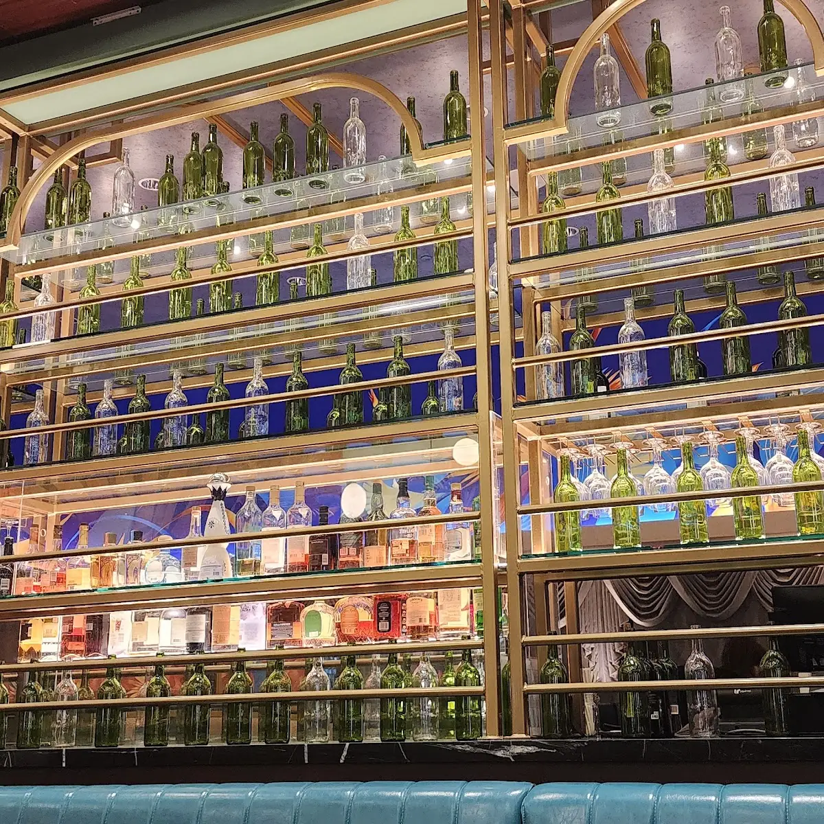 Vibe, Lucky's Restaurant & Bar