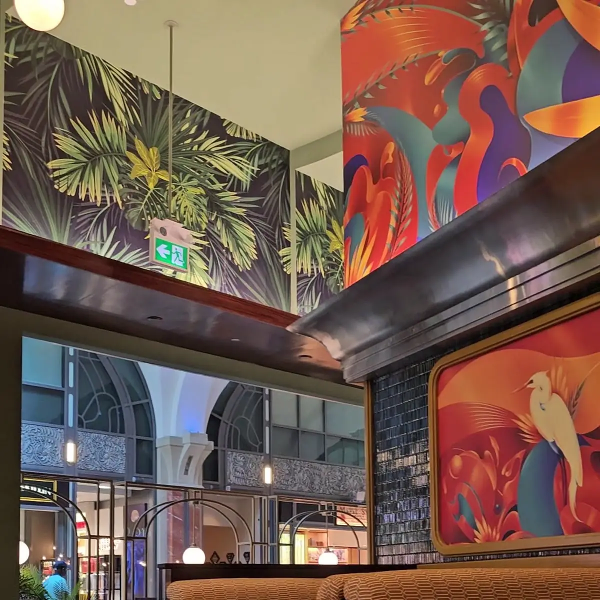 Vibe, Lucky's Restaurant & Bar