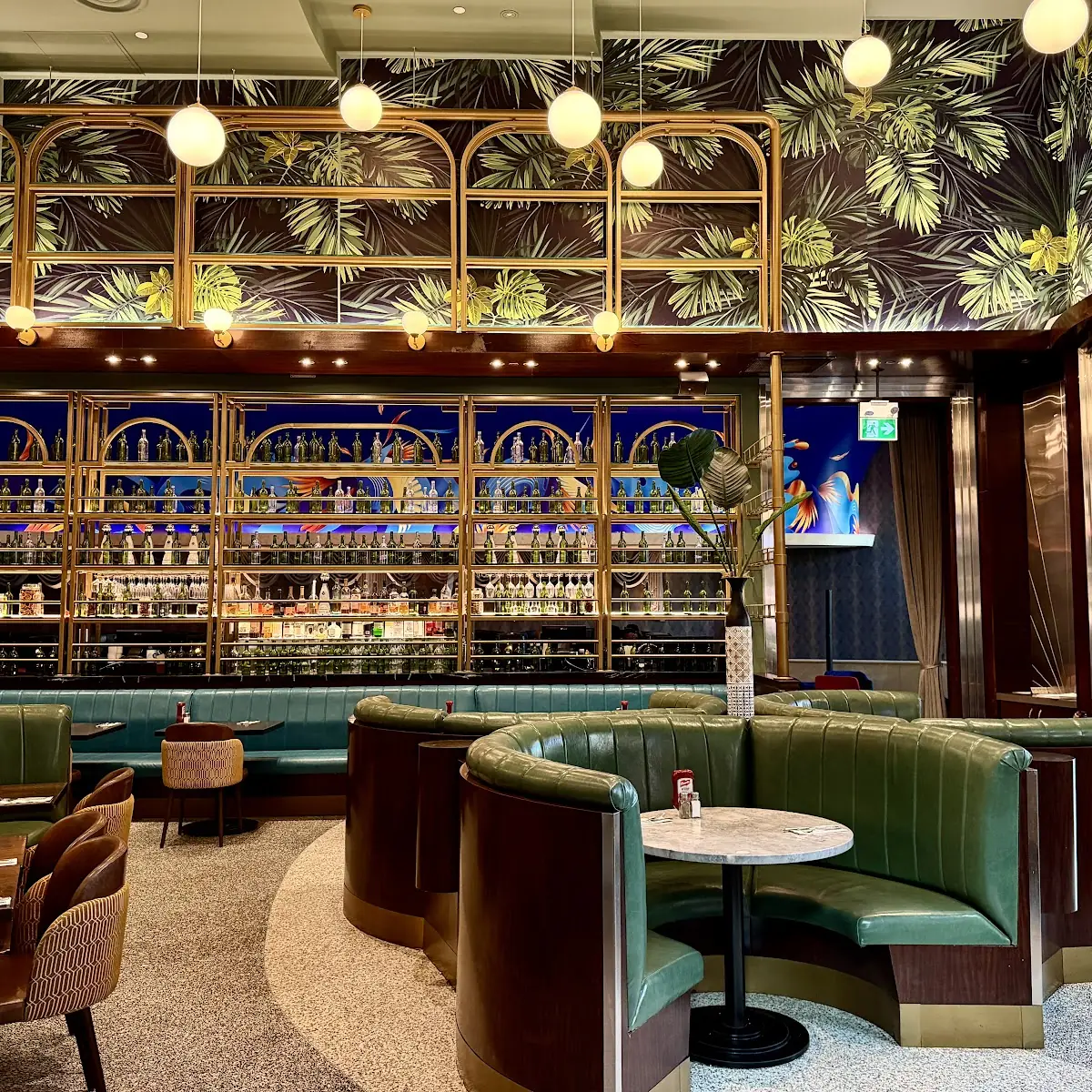 Vibe, Lucky's Restaurant & Bar