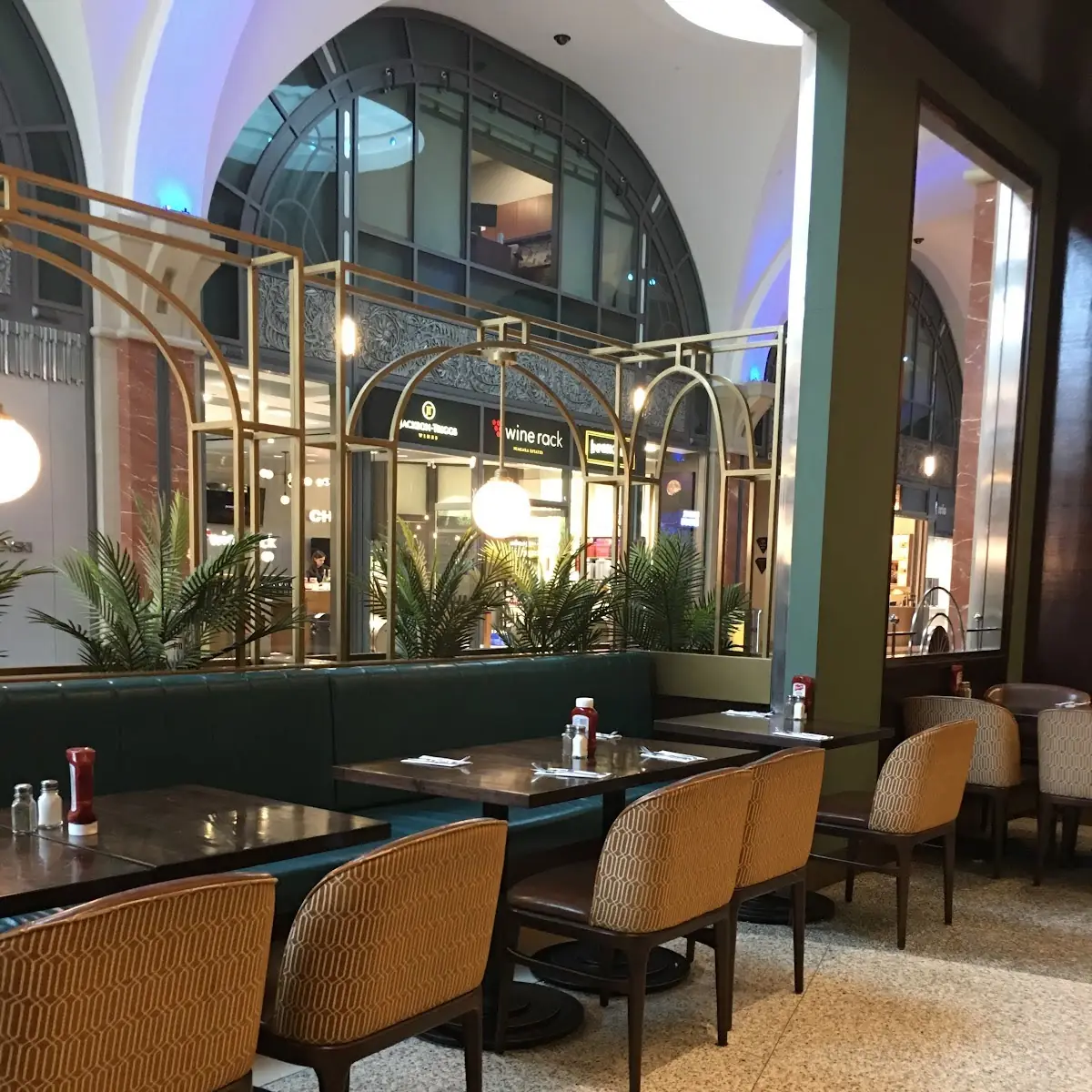 Vibe, Lucky's Restaurant & Bar