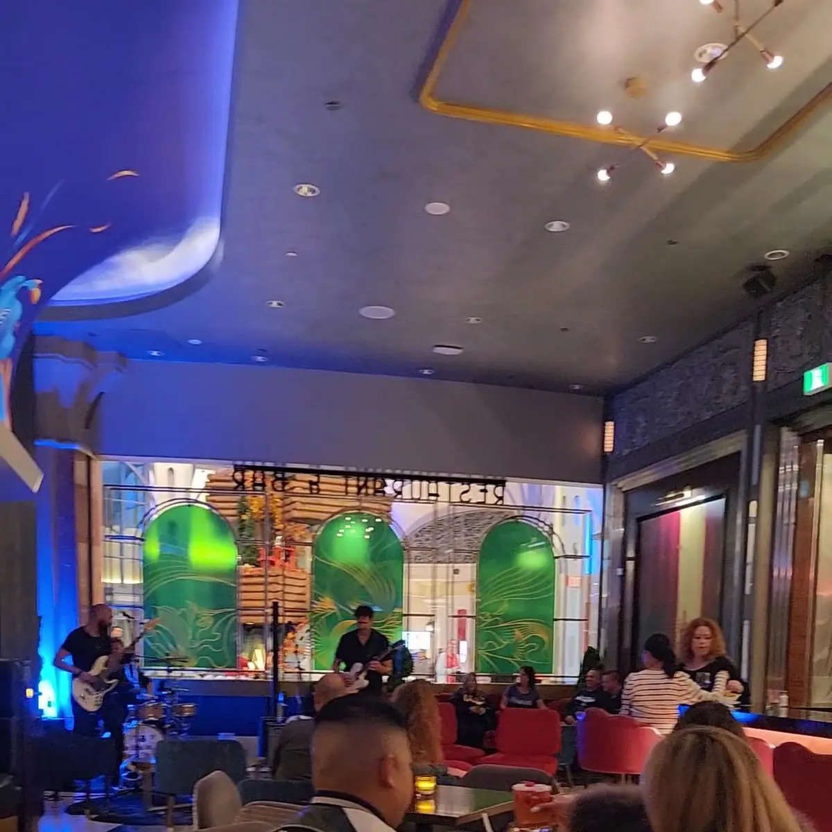 Vibe, Lucky's Restaurant & Bar