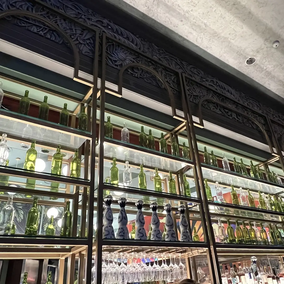 Vibe, Lucky's Restaurant & Bar