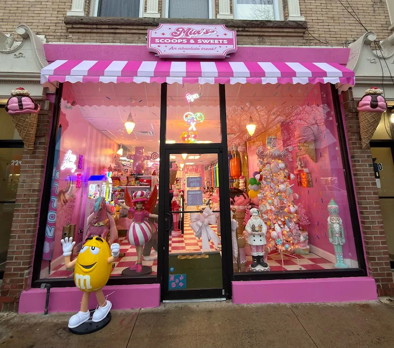 Mia’s Scoops and Sweets