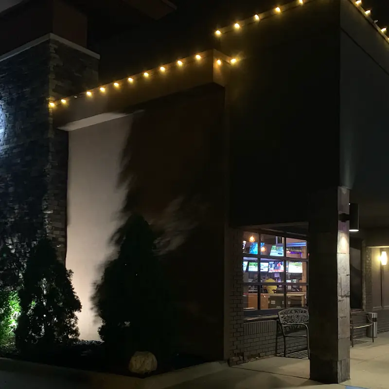 Hennessey's Pub + Kitchen