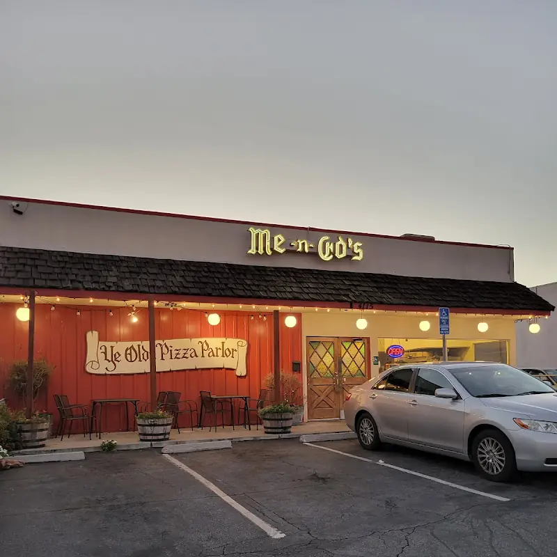 Me-n-Ed's Pizza Parlor