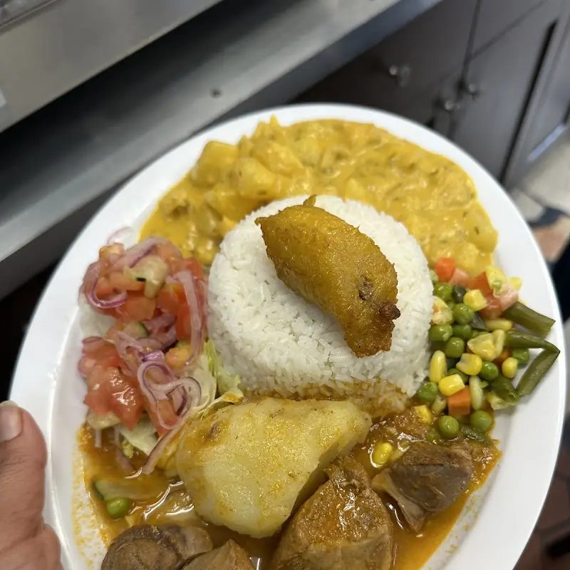 Huevos Revueltos con Arroz o Papas Fritas / Scrambled Eggs with Rice or Fries