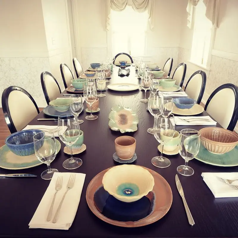 White Pillars | Restaurant and Lounge