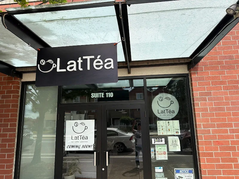 Strawberry Matcha Latte (16oz)