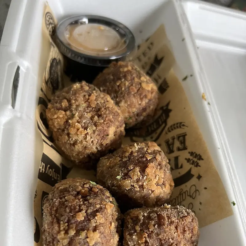 Momo's Cajun Eatz