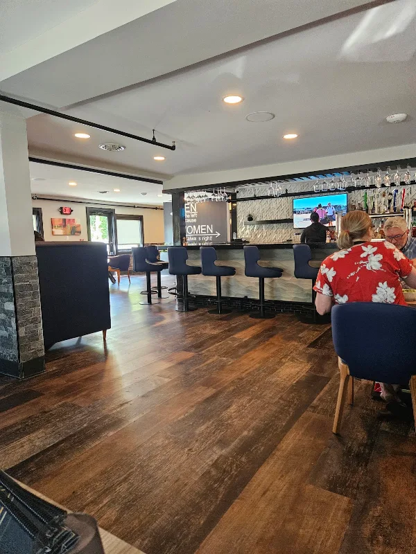 RiverRise Restaurant, Bar & Grill