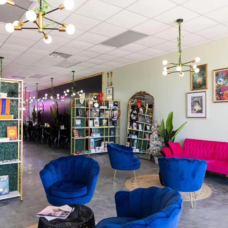 Amour Cafe' & CO - Coffee & Bookstore