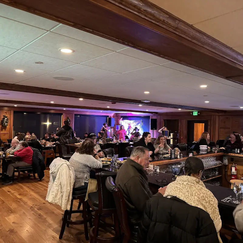 Pasquaney Restaurant SAL'S Birch Bar