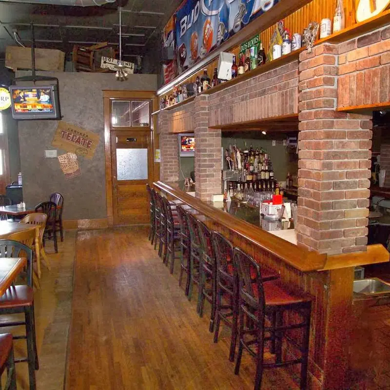 4th & Main Downtown Grille