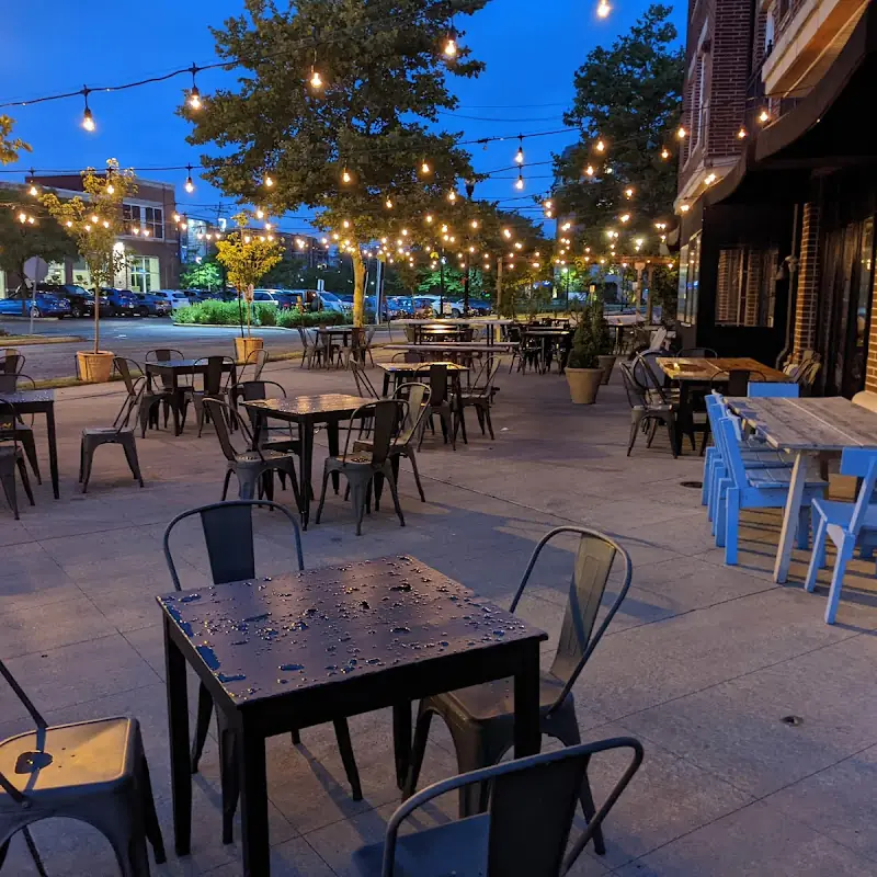 Aumm Aumm Pizzeria and wine bar at the brownstone