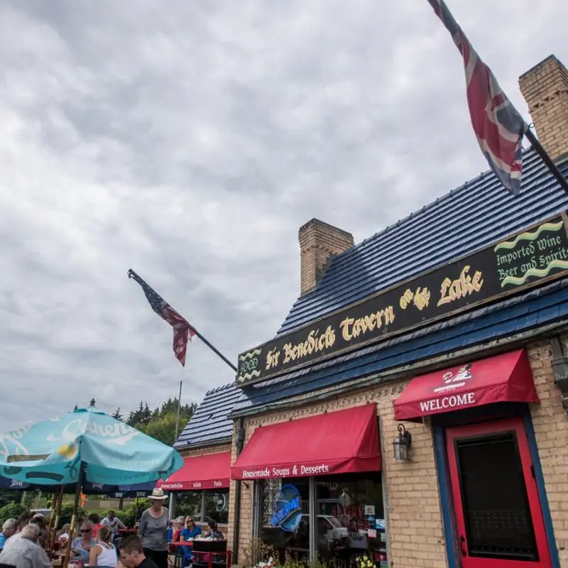 Sir Benedicts Tavern on the Lake
