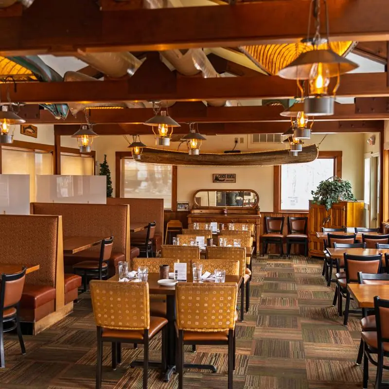 Canoe Restaurant & Tavern