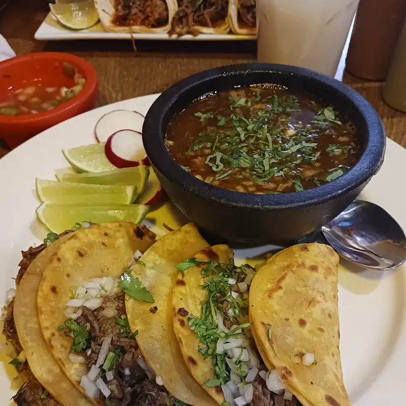 POLLO EN SALSA ROJA
