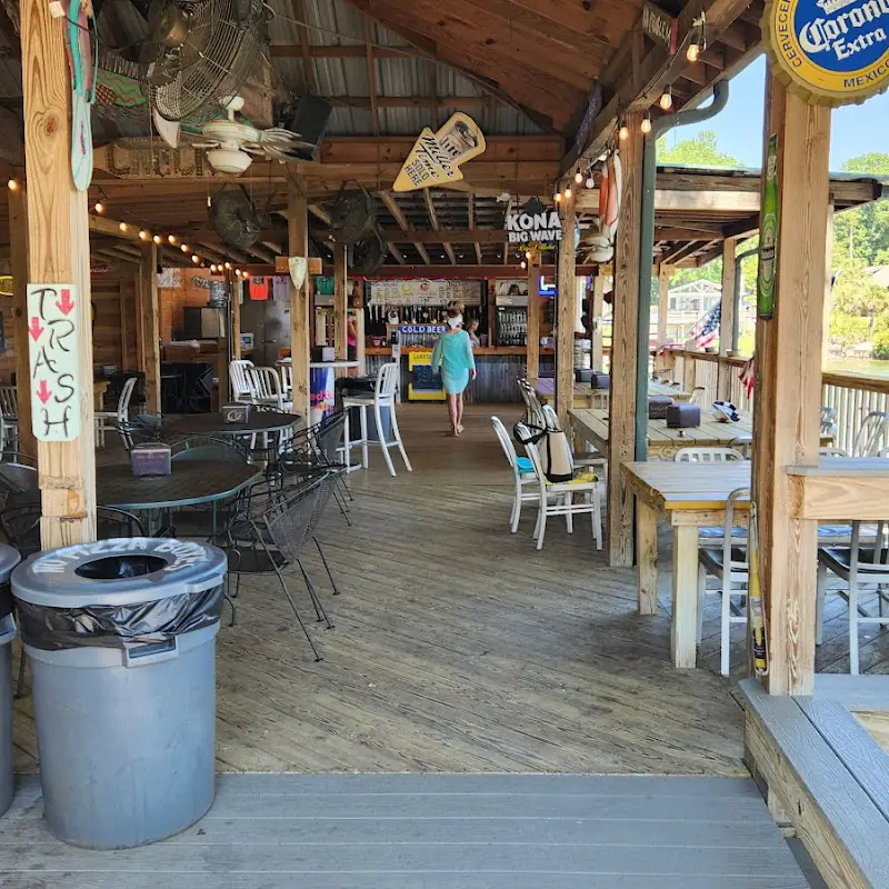 Chuckwalla's Pizza at Chuck's Marina