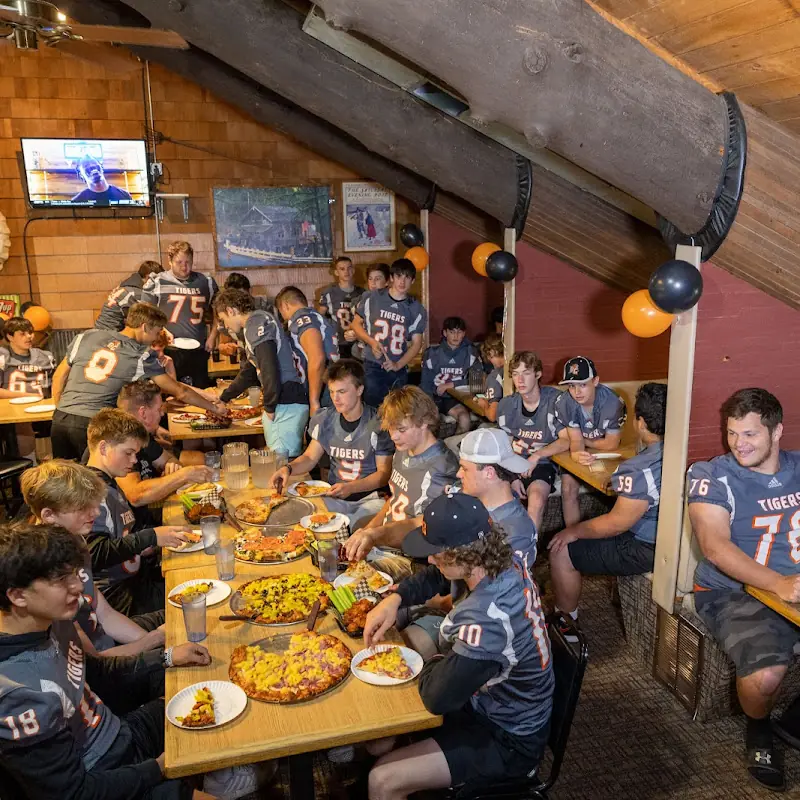 Rocky’s Pizza & R Bar