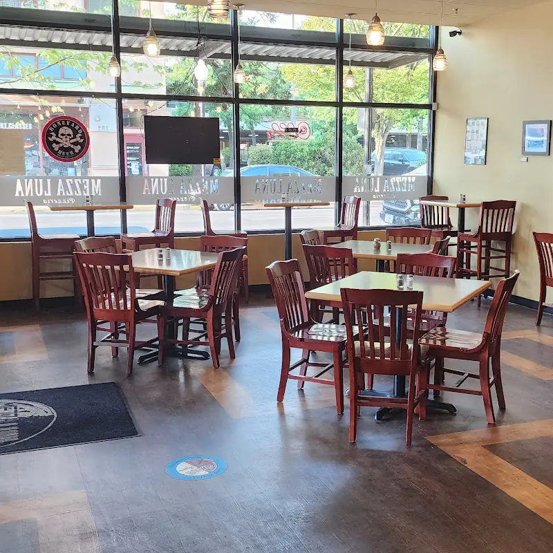 Mezza Luna Pizzeria