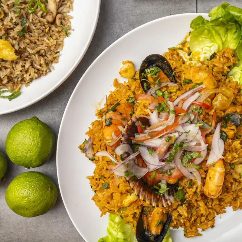 Perucho #2 causa acevichada, ceviche y arroz blanco