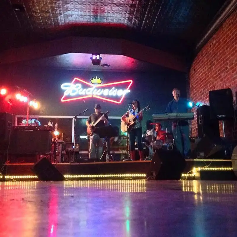 Pup's 212 Bar & Grill
