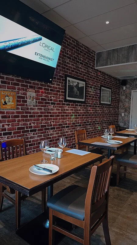 Maple Lounge & Grill