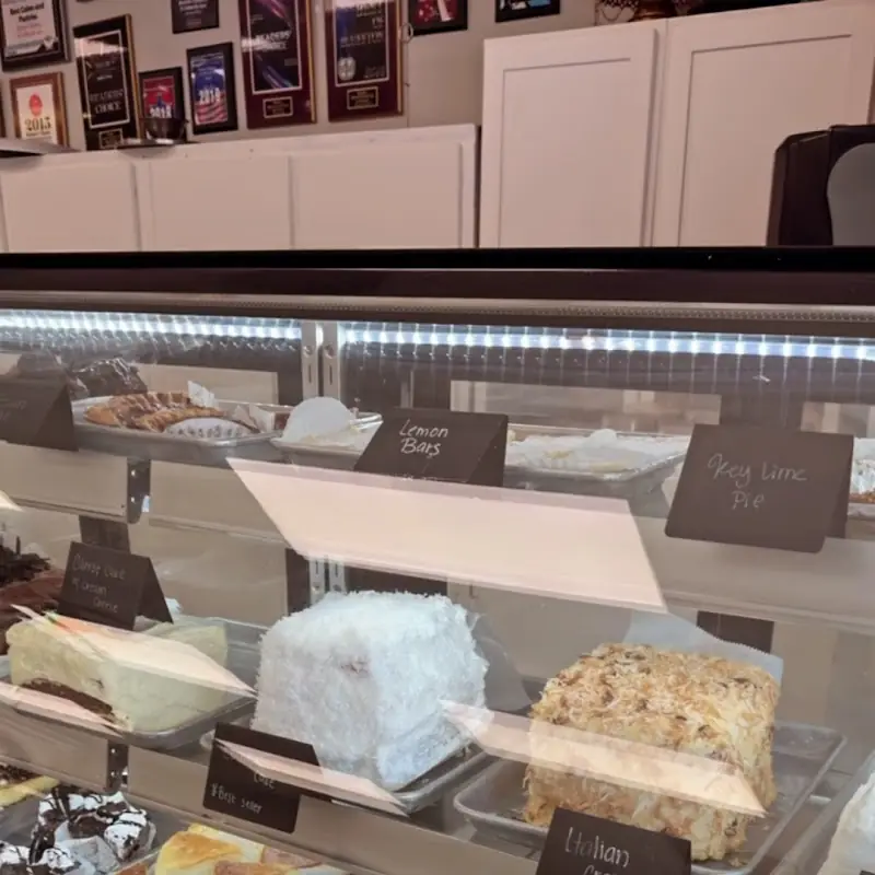 Ronnie's Bakery & Cakes by Lou