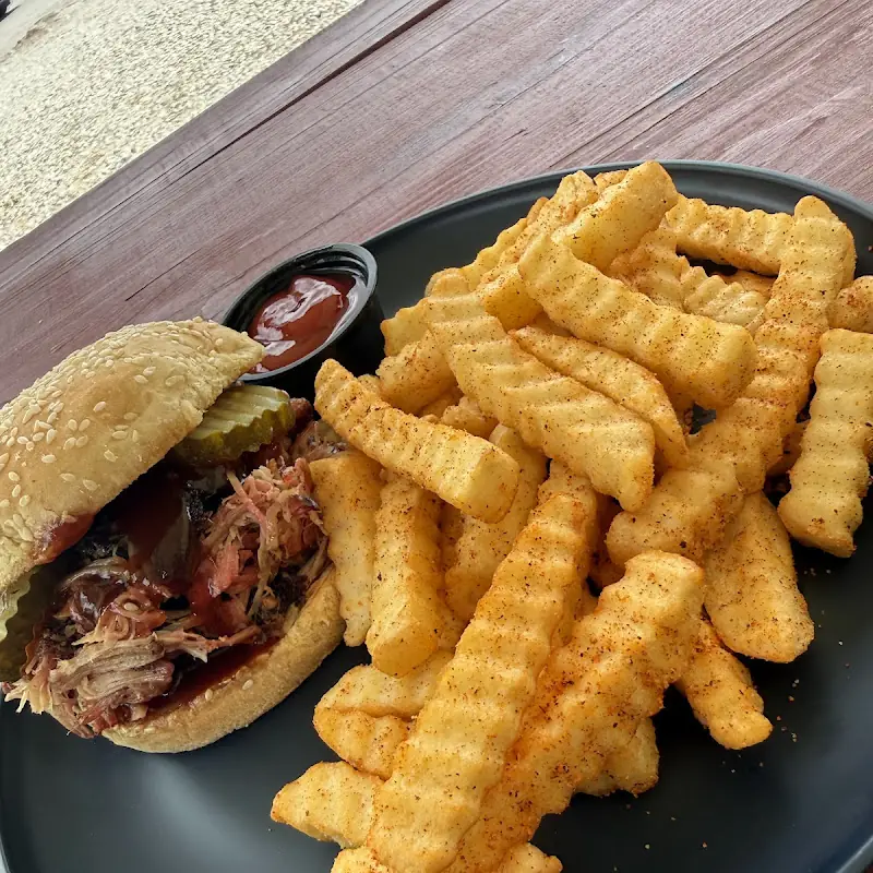 15. Alitas con Papas Fritas / 15. Wings with Fries