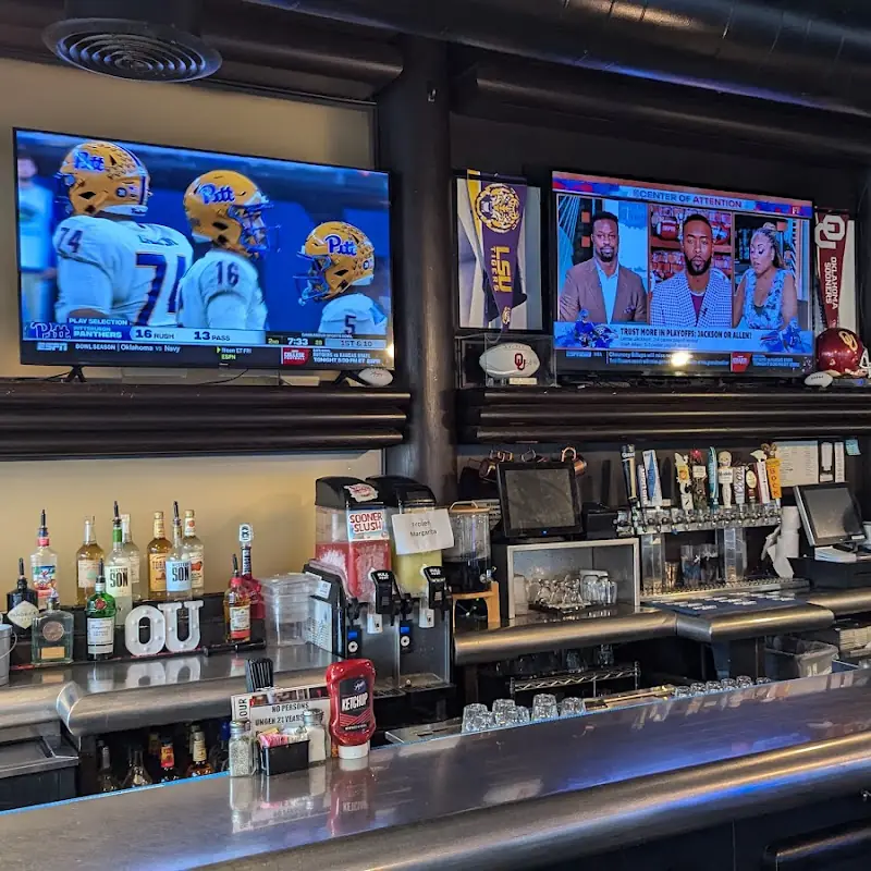 Louie's Grill & Bar