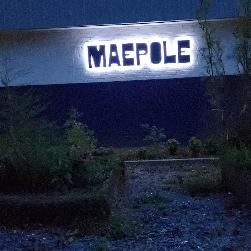 Maepole
