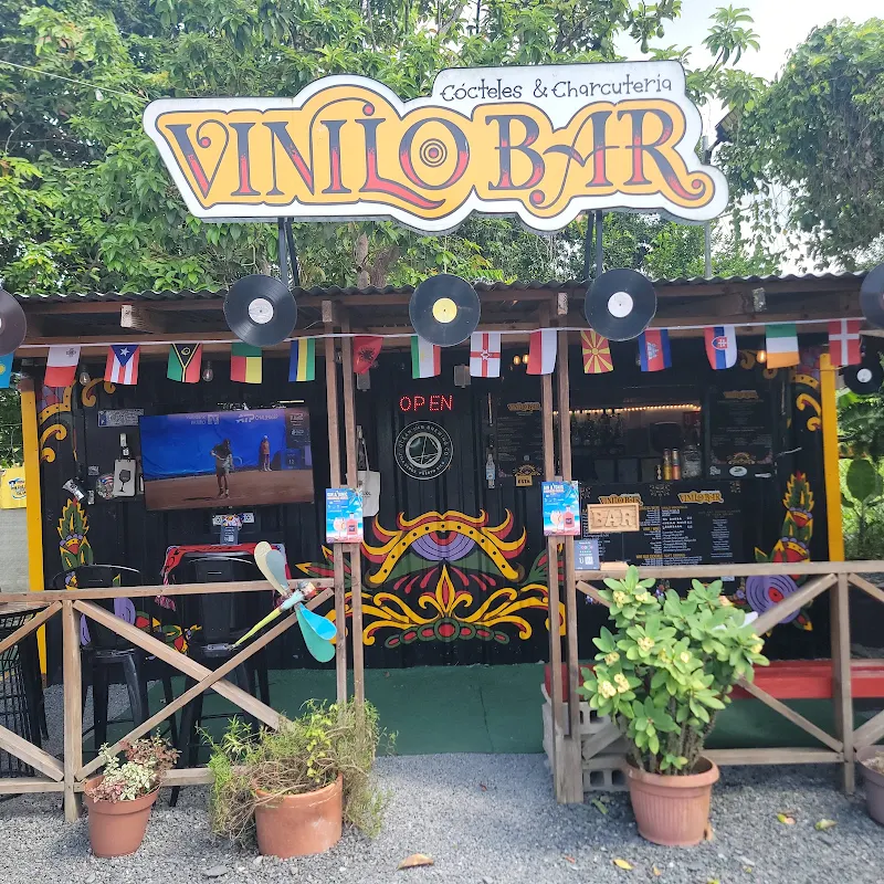 Vinilo Bar Cocteles & Charcutería