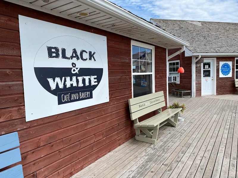 Black & White - Café and Bistro
